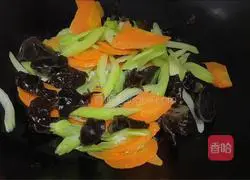 Illustration of how to make fried carrots and celery with black fungus 4