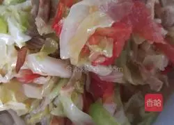 Illustration of how to stir-fry cabbage with tomato oil residue 6