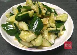 Illustration of how to pat cucumbers 4