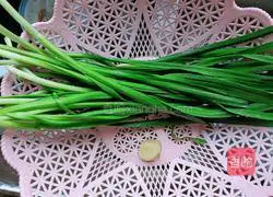 Illustration of how to mix green leek sprouts 1