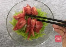 Illustration of how to mix tomatoes with lettuce 8