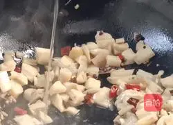 Illustration of how to make spicy lotus root diced 5