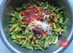 Illustration of how to make cold radish strips 6