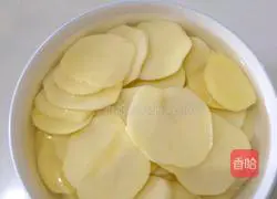 Illustration of how to make pickled cabbage and potato slices 2