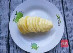 Illustration of how to make onion and potato pancakes 2