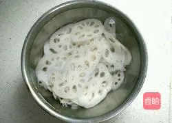 Illustration of how to make cold lotus root slices 8
