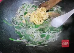 Illustration of how to make scrambled eggs with bean sprouts 7