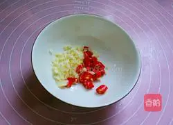 Illustration of how to make cold shredded lettuce 6