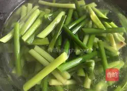 Illustration of how to make spicy garlic moss 3