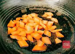 Illustration of how to stir-fry king oyster mushrooms with carrots and green peppers 6