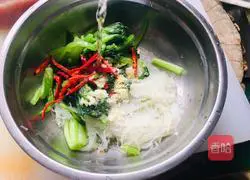 Illustration of how to mix Chinese cabbage with vermicelli 6