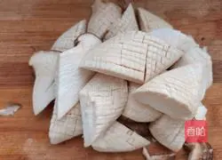 Illustration of how to make king oyster mushroom slices 3
