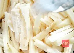 Illustration of how to make dry stir-fried lotus root strips 3