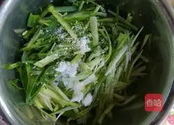 Illustration of how to make cold tiger vegetables 6