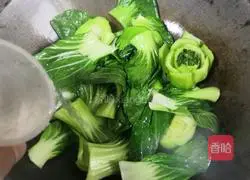 Illustration of how to stir-fry Shanghai green lettuce 5