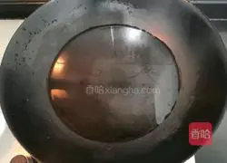 Illustration of how to stir-fry celery and fungus 4