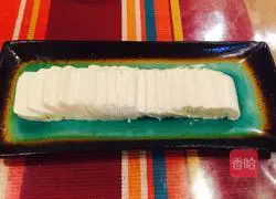 Illustration of how to make cold scallion oil, preserved egg and tofu 2