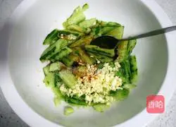 Illustration of how to beat cucumbers with knife 6