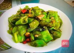 Illustration of how to cook green peppers with black bean paste 12