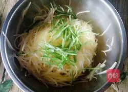 Mix with soy sauce Illustration of making shredded potatoes 12