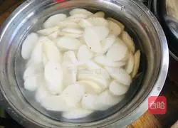 Illustration of how to make fried yam with fungus, carrot and yam 2