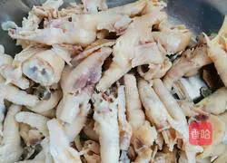 Illustration of how to make cold spicy chicken feet 3