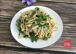 Illustration of how to make cold spinach and dried tofu skin 16