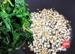 Illustration of how to stir-fry sesame leaves with bean paste 7