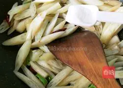 Illustration of how to make spicy and sour lotus root tips 8