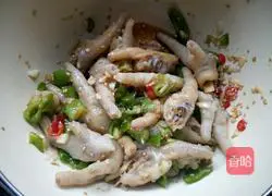 Illustration of how to make cold chicken feet 19