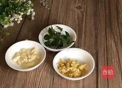 Illustration of how to stir-fry oyster mushrooms with cabbage 4