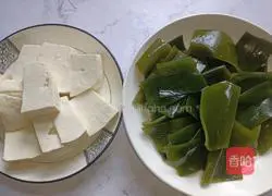 Illustration of how to make kelp stewed tofu 1