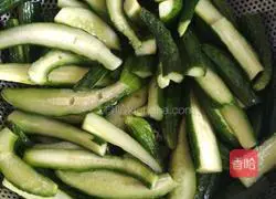 Illustration of how to cook cucumbers in oil 1