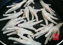 Illustration of how to make spicy braised chicken feet 2