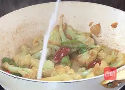 Illustration of how to stir-fry cauliflower with green pepper 10