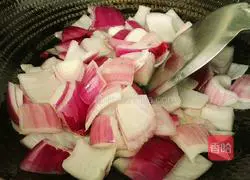 Illustration of how to make fried onions and loofah 6