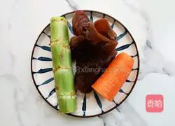 Illustration of how to make fried fungus with lettuce 1