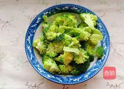 Illustration of how to stir-fry seasonal vegetables with olive oil 3