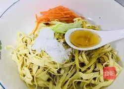 Illustration of how to make cold shredded dried tofu 7