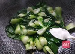 Illustration of how to make vegetables with garlic and oyster sauce 5
