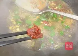 Illustration of how to make stir-fried leeks with bean paste 5