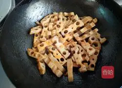 Illustration of making sweet and sour lotus root strips 11