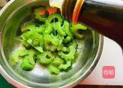 Illustration of how to make cold bitter melon 6