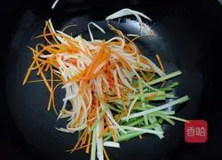 Illustration of how to make stir-fried three shredded silkworms 3