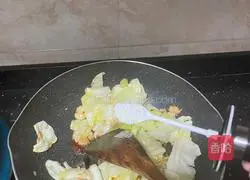 Illustration of how to make vinegar hand-shred cabbage 11