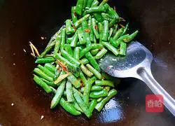 Illustration of how to stir-fry green beans 7