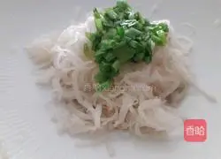  Illustration of how to make shredded radish with scallion oil on the tip of the tongue 8