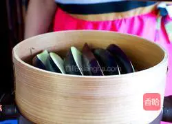Eggplant is a frequent fixture in home-cooked dishes.Today I will introduce a way to relieve the heat - Illustration of how to mix eggplant strips 2