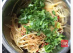 Illustration of how to make cold spicy potato shreds 9