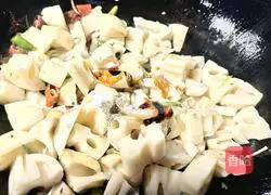 Illustration of how to make cabbage and lotus root stewed 5